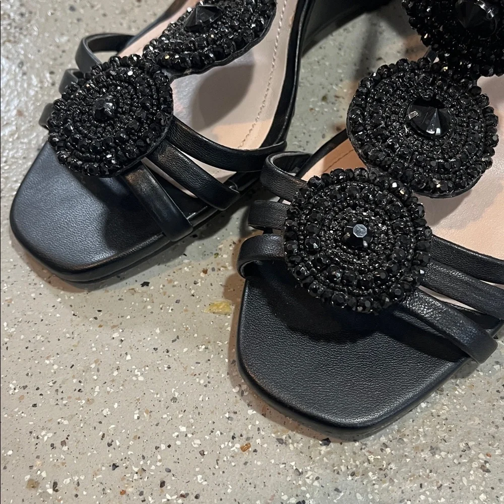 VINCE CAMUTO BAYLE LEATHER BEADED MEDALLION WEDGE SANDALS BLACK SIZE 8.5W